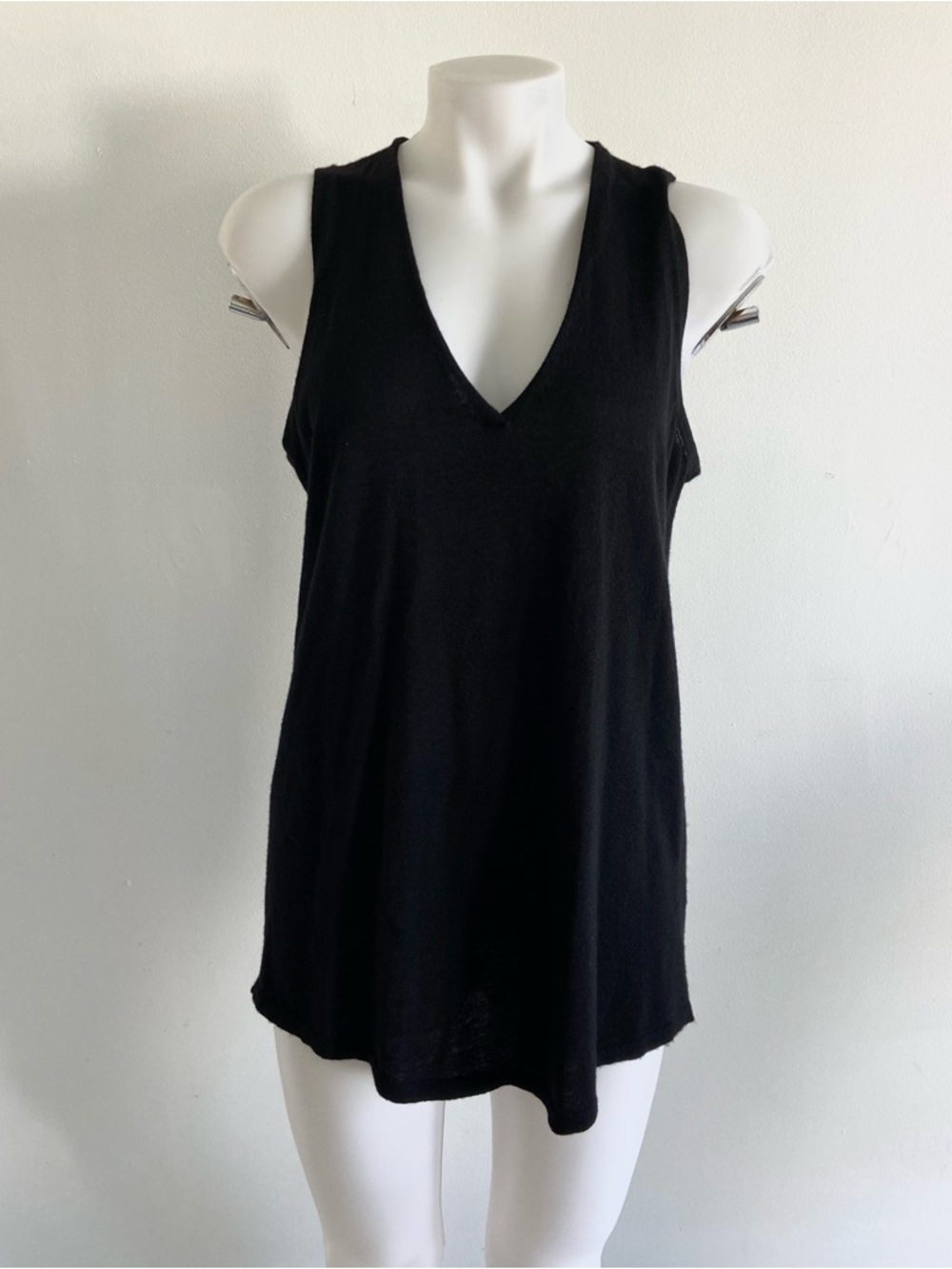 NEIMAN MARCUS 100% CASHMERE Sleeveless v Neck Top Black Large
